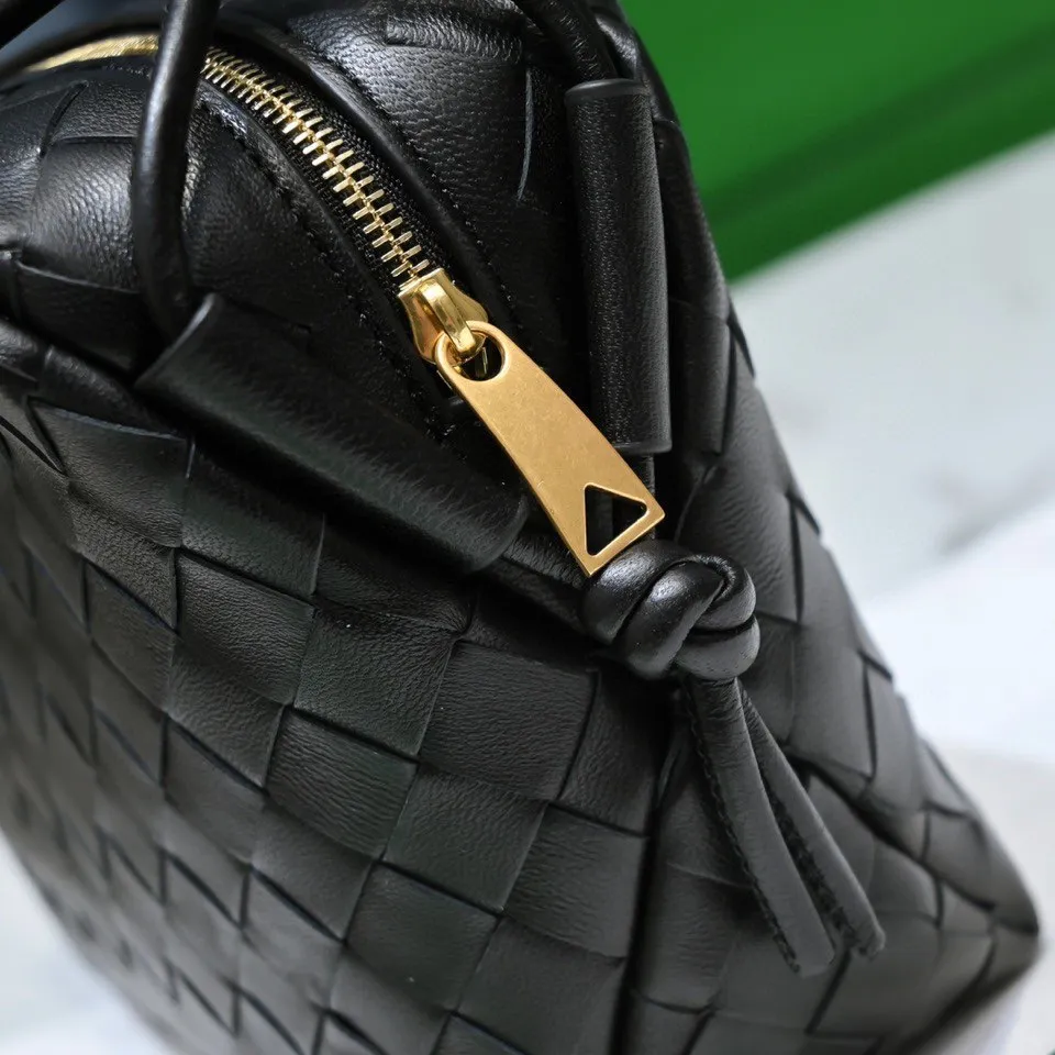Batch 1260 B's new large Loop camera bag is here🔥Classic woven logo✅ The bag body is made of selected original sheepskin. The texture is soft and waxy. The simple square body is classic and versatile. The interior design is very practical. It has a lot of space and has an adjustable iconic leather drawstring. It can be said to be both elegant and practical. The design is very simple and elegant, with a kind of literary retro style. Size 22x15x8, model: 6684#